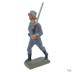 Lineol Gunner marching, shoulderd rifle